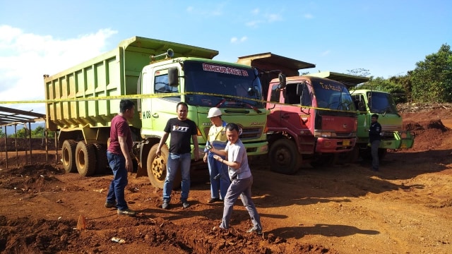 Polisi  memasang police line dibeberapa dump truck milik PT KKU, Foto: Istimewa.