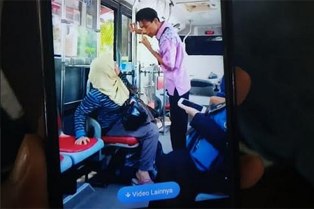 Foto video kondektur bus Batik Solo Trans (BST) bertengkar dengan penumpang yang sedang viral. (Agung Santoso)