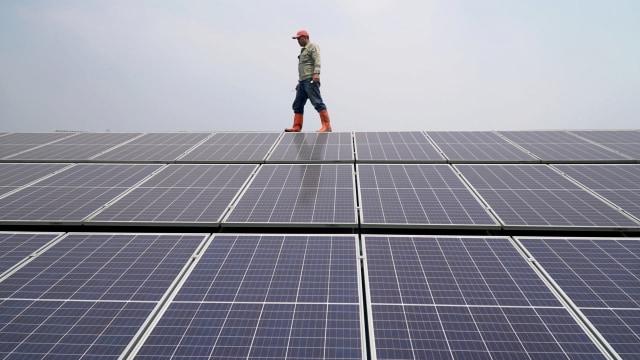 Petugas memeriksa instalasi Pembangkit Listrik Tenaga Surya (PLTS) di atap Kantor PP Muhammadiyah, Jakarta, Jumat (6/9). Foto: Jamal Ramadhan/kumparan