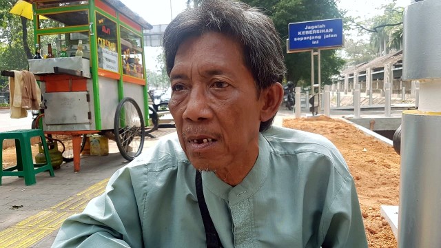 Heryanto (56) pedagang pulpen keliling di kawasan grogol. Foto: Efira Tamara Thenu/kumparan