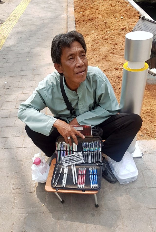 Heryanto, pedagang pulpen keliling di kawasan Grogol. Foto: Efira Tamara Thenu/kumparan