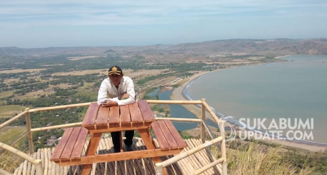 Spot selfie terbaru di Puncak Darma, Desa Giri Mukti, Kecamatan Ciemas, Kabupaten Sukabumi. Dari tempat ini bentangan alam Geopark Ciletuh terlihat jelas. | Sumber Foto:Ragil Gilang.