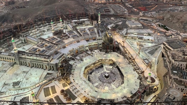 Suasana Masjidil Haram diambil dari Balcony The Makkah Clock Tower Museum, Mekah, Arab Saudi. Foto: ANTARA FOTO/Hanni Sofia