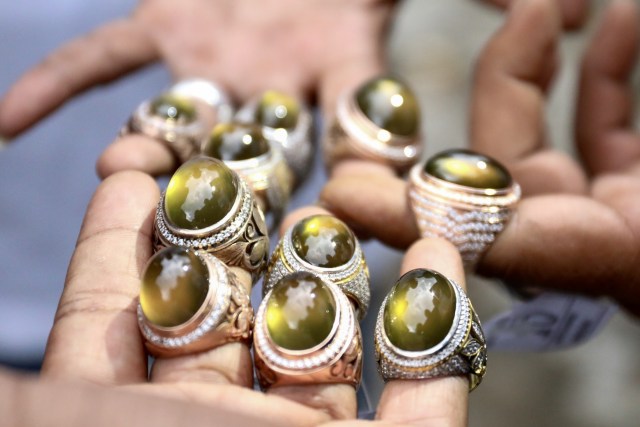 Batu akik jenis solar dalam kontes di Banda Aceh, Sabtu (7/9/2019). Foto: Suparta/acehkini