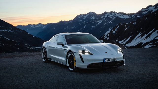 Tampilan depan Porsche Taycan Foto: dok. carscoops