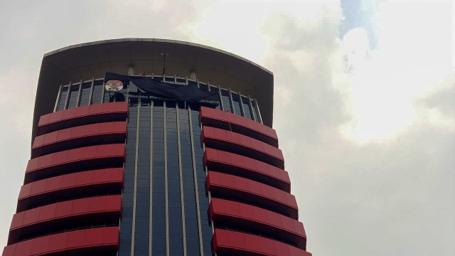 Aksi penutupan logo KPK dengan kain hitam oleh sejumlah pegawai KPK. Foto: Maulana Ramadhan/kumparan