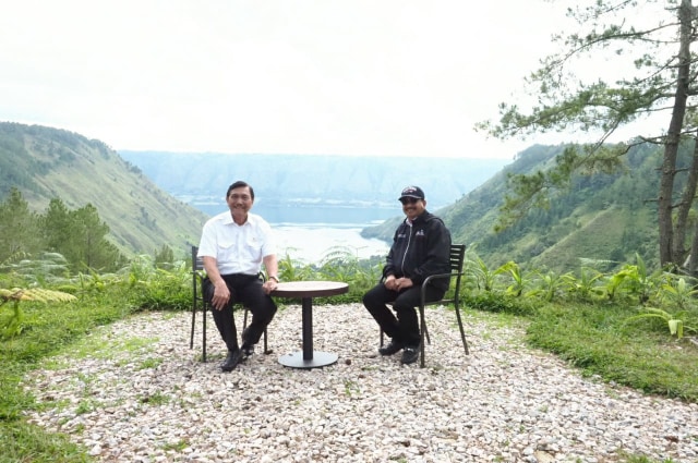 Menko Kemaritiman Luhut Binsar Panjaitan (kiri) dan Menpar Arief Yahya (kanan) di Danau Toba Foto: Dok. Kementerian Pariwisata