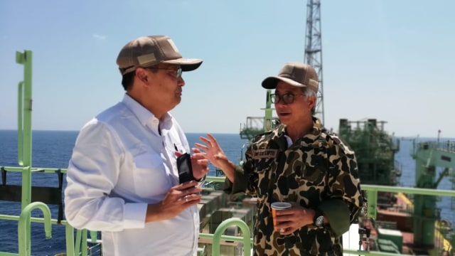 Kepala SKK Migas, Dwi Sutjipto (kanan), berbincang dengan Kepala Perwakilan SKK Migas wilayah Jawa, Bali, dan Nusa Tenggara, Nurwahid. Foto: Wendiyanto/ kumparan