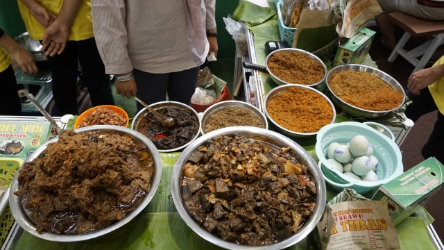 Aneka lauk pelengkap nasi krawu Foto: Safira Maharani/ kumparan