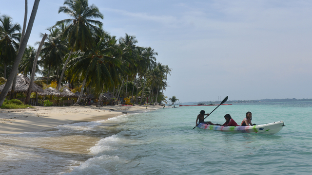 Sejumlah anak bermain perahu di pantai Pulau Panjang, Kecamatan Pulau Banyak, Kabupaten Aceh Singkil, Aceh, Minggu (8/9). Foto: ANTARA FOTO/Ampelsa