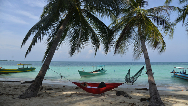 Pengunjung menikmati suasana pantai di Pulau Panjang, Kecamatan Pulau Banyak, Kabupaten Aceh Singkil, Aceh, Minggu (8/9). Foto: ANTARA FOTO/Ampelsa
