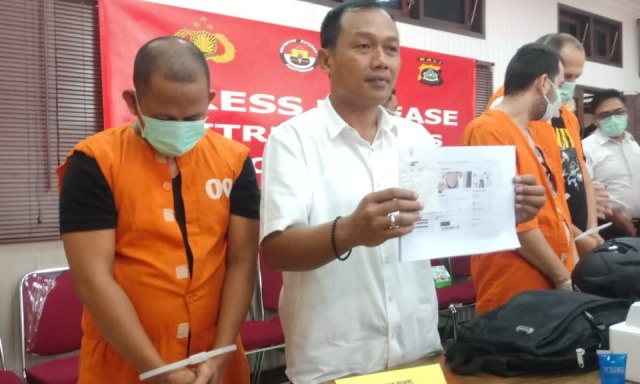 Tersangka H (kiri) saat ditunjukkan polisi kepada wartawan (kanalbali/IST)