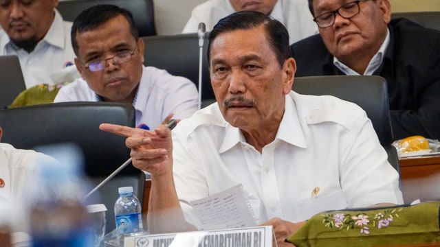 Menteri Koordinator Bidang Kemaritiman, Luhut Binsar Panjaitan melakukan rapat kerja dengan Badan Anggaran DPR RI di Komplek Parlemen, Jakarta, Senin (9/9). Foto: Fanny Kusumawardhani