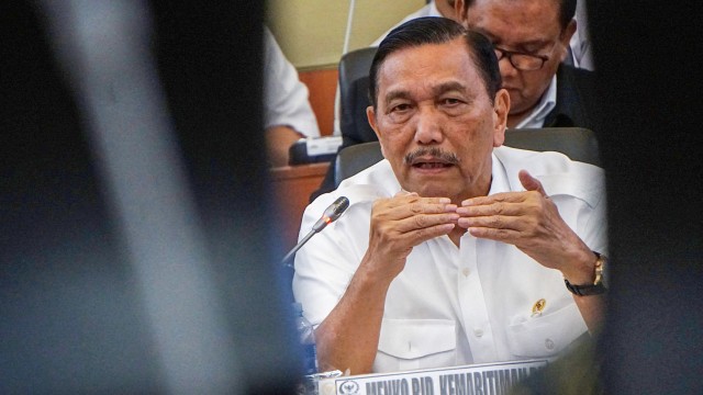 Menteri Koordinator Bidang Kemaritiman, Luhut Binsar Panjaitan melakukan rapat kerja dengan Badan Anggaran DPR RI di Komplek Parlemen, Jakarta, Senin (9/9). Foto: Fanny Kusumawardhani