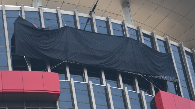 Tulisan Komisi Pemberantasan Korupsi (KPK) tertutup kain hitam di Gedung Merah Putih KPK, Jakarta, Senin (9/9/2019). Foto: ANTARA FOTO/Aditya Pradana Putra