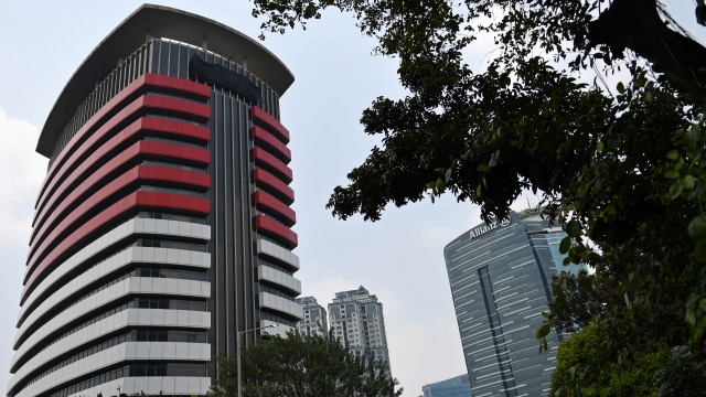 Tulisan Komisi Pemberantasan Korupsi (KPK) tertutup kain hitam di Gedung Merah Putih KPK, Jakarta. Foto: ANTARA FOTO/Aditya Pradana Putra