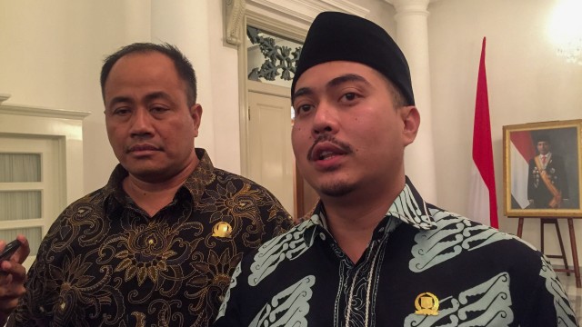 Anggota Fraksi Nasdem DPRD DKI Wibi Andrino (kanan) di Balai Kota. Foto: Ferry Fadhlurrahman/kumparan