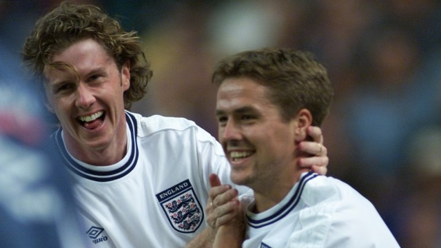Michael Owen (kanan) bersama Steve McManaman ketika Inggris dilatih oleh Kevin Keegan pada 2000. Foto: AFP/Olivier Morin
