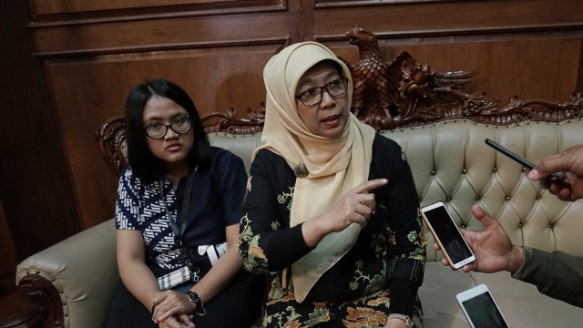 Komisioner KPAI Sitti Hikmawatty (kanan), memberikan keterangan kepada wartawan mengenai proses Audisi Umum Beasiswa Bulu Tangkis 2019 PB Djarum di Purwokerto, Senin (9/9). Foto: ANTARA FOTO/Idhad Zakaria