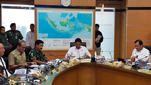 Menkopolhukam Wiranto (tengah) menggelar rapat koordinasi tingkat menteri dengan Kepala BIN Budi Gunamawan dan Panglima TNI Marsekal Hadi di kantor Kemenko Polhukam. Foto: Efira Tamara Thenu/kumparan