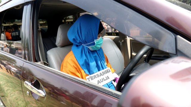 Tersangka Aulia Kesuma saat menjalani reka adegan pembunuhan Pupung dan Dana di Sukabumi, di Polda Metro Jaya, Jakarta, Senin (9/9). Foto: Iqbal Firdaus/kumparan