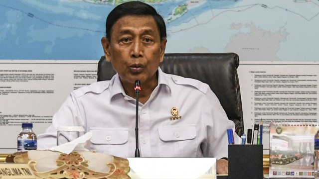 Menko Polhukam Wiranto memimpin rapat koordinator. Foto: ANTARA FOTO/Muhammad Adimaja