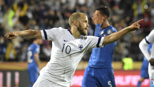 Teemu Pukki merayakan gol ke gawang Italia. Foto: Lehtikuva via Reuters/Markku Ulander