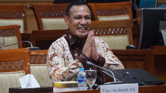 Calon Pimpinan Komisi Pemberantasan Korupsi (KPK), Irjen Pol Firli Bahuri saat melakukan tes pembuatan makalah di Komisi III DPR RI, Komplek Parlemen, Jakarta, Senin (9/9). Foto: Fanny Kusumawardhani/kumparan