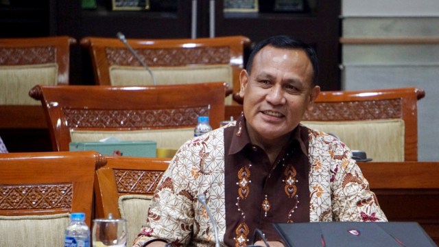 Calon Pimpinan Komisi Pemberantasan Korupsi (KPK), Irjen Pol Firli Bahuri saat melakukan tes pembuatan makalah di Komisi III DPR RI, Komplek Parlemen, Jakarta, Senin (9/9). Foto: Fanny Kusumawardhani/kumparan