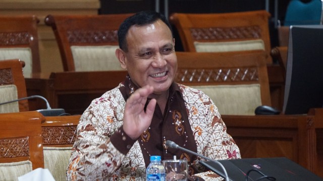 Calon Pimpinan Komisi Pemberantasan Korupsi (KPK), Irjen Pol Firli Bahuri saat melakukan tes pembuatan makalah di Komisi III DPR RI, Komplek Parlemen, Jakarta, Senin (9/9). Foto: Fanny Kusumawardhani/kumparan