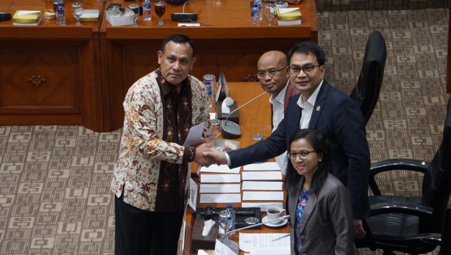 Calon Pimpinan Komisi Pemberantasan Korupsi (KPK), Irjen Pol Firli Bahuri saat melakukan tes pembuatan makalah di Komisi III DPR RI, Komplek Parlemen, Jakarta, Senin (9/9). Foto: Fanny Kusumawardhani/kumparan
