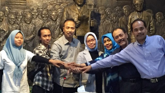 Konferensi pers penyelesaian insiden dugaan perekaman dan pendistribusian tanpa izin gambar mahasiswa sedang tidur di dalam sekretariat UKM Fotografi Universitas Dr Soetomo. Foto: Yuana Fatwalloh/kumparan