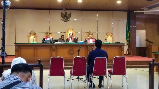 Majelis hakim menjatuhkan hukuman terhadap Bupati nonaktif Irvan Rivano Muchtar selama lima tahun kurungan dan denda Rp 250 juta subsider tiga bulan. Foto: Rachmadi Rasyad/kumparan