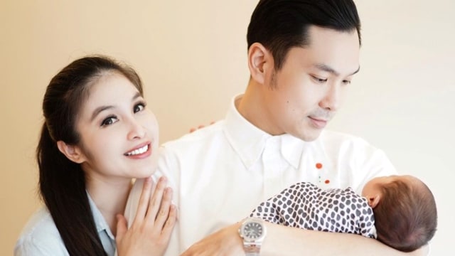 Sandra Dewi bersama anak kedua dan suaminya. Foto: Instagram/@sandradewi88