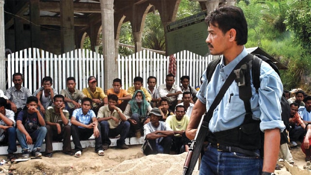 Ishak Daud saat pembebasan Ferry Santoro, Kameramen RCTI, Mei 2004. Foto: Dok. Nani Afrida