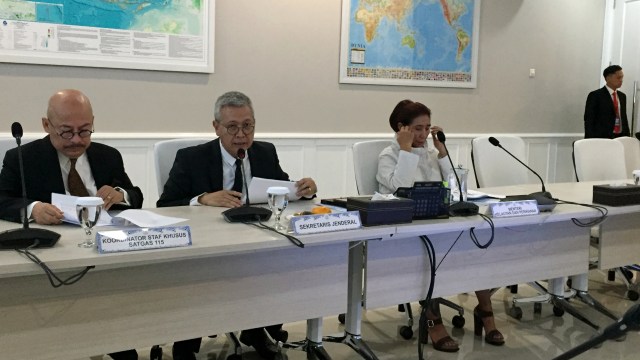 Menteri Kelautan dan Perikanan Susi Pudjiastuti (kanan) gelar konferensi pers di Kantor Kementerian Kelautan dan Perikanan RI. Foto: Elsa Toruan/kumparan