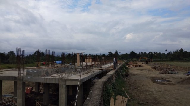 Bagian atas, tribun lapangan sepak bola (GOR)  Halsel. Foto: Safri No