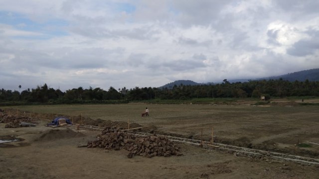 Tampak Lapangan Sepak Bola (GOR), masih dalam tahap pekerjaan.  Foto: Safri Noh