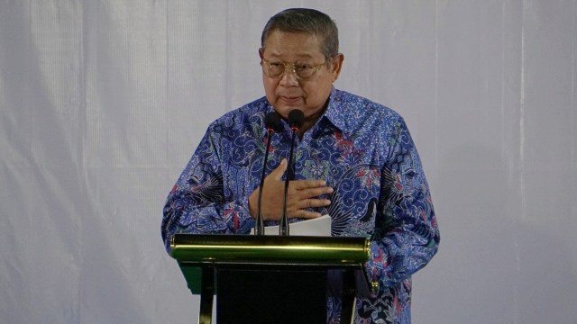 Ketua Umum Partai Demokrat Susilo Bambang Yudhoyono (SBY) menyampaikan pidato kontemplasi di Pendopo Puri Cikeas, Bogor, Senin (9/9). Foto: Jamal Ramadhan/kumparan