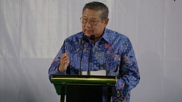 Ketua Umum Partai Demokrat Susilo Bambang Yudhoyono (SBY) menyampaikan pidato kontemplasi di Pendopo Puri Cikeas, Bogor, Senin (9/9). Foto: Jamal Ramadhan/kumparan