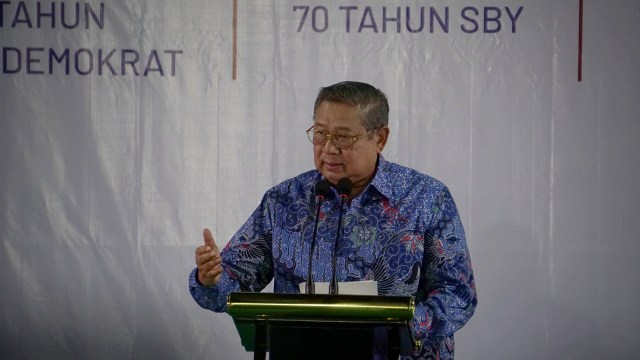Ketua Umum Partai Demokrat Susilo Bambang Yudhoyono (SBY) menyampaikan pidato kontemplasi di Pendopo Puri Cikeas, Bogor, Senin (9/9). Foto: Jamal Ramadhan/kumparan