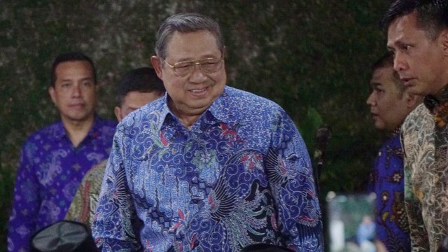 Ketua Umum Partai Demokrat Susilo Bambang Yudhoyono (SBY) tiba di Pendopo Puri Cikeas, Bogor, Senin (9/9). Foto: Jamal Ramadhan/kumparan