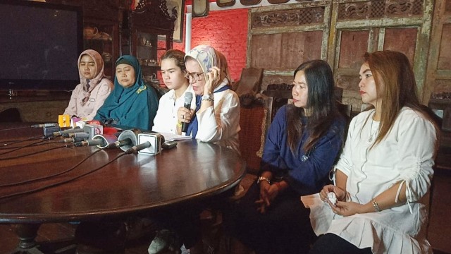 Ibunda Ahmad Dhani, Joyce Theresia Pamela Kohler dan Abdul Qadir Jaelani bertemu dengan korban insiden kecelakaan Tol Jagorawi. Foto: Giovanni/kumparan