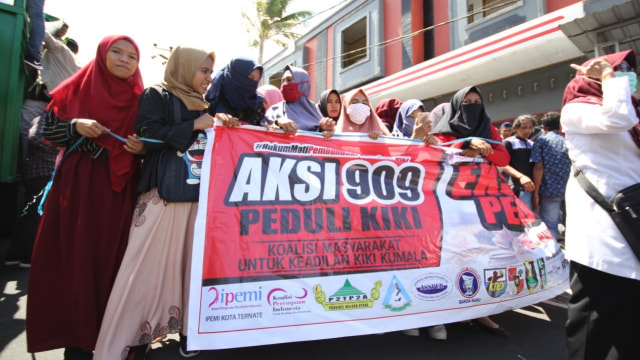 Para mahasiswi yang  turut dalam aksi, membawakan spanduk bertuliskan Aksi 909 Peduli Kiki. Foto: Adlun Fiqri