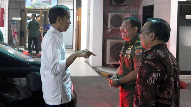 Presiden Joko Widodo saat menjenguk BJ Habibie di RSPAD Gatot Soebroto, Jakarta. Foto: Dok. Biro Pers