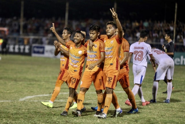 Pemain Persiraja Banda Aceh berkostum oranye saat berlaga di markasnya, Stadion H Dimurthala, Banda Aceh. Foto: Suparta/acehkini