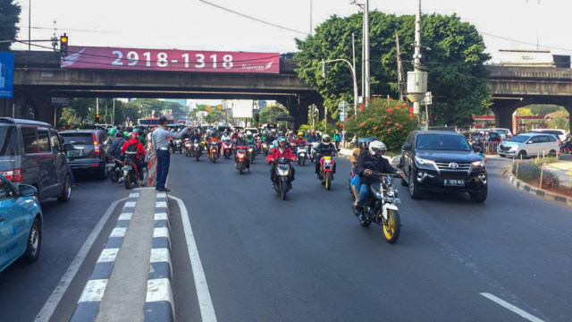 Pengawasan dan penindakan sistem ganjil genap di Fatmawati. Foto: Andesta Herli/kumparan