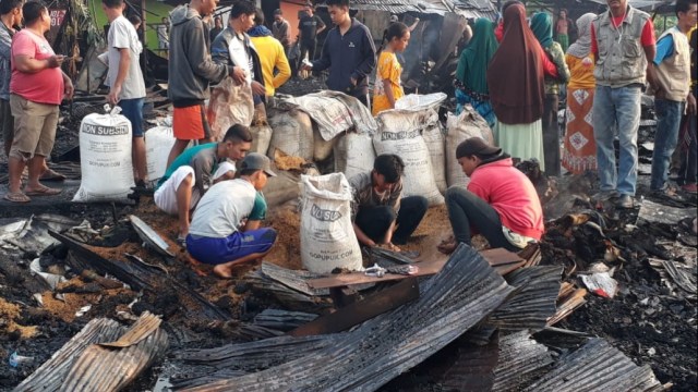 Warga korban kebakaran mengais puing-puing sisa kebakaran di Kelurahan Alalak Selatan, Banjarmasin pada Selasa pagi (10/9/2019). Foto: istimewa/banjarhits.id