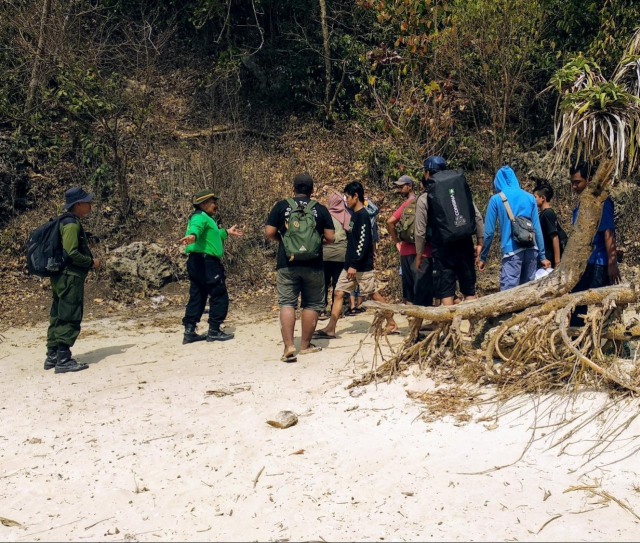 Tim dari Resort Konservasi Wilayah (RKW) saat meminta para wisatawan keluar dari Pulau Sempu, di Kabupaten Malang. Foto: Twitter BKSDA Jatim