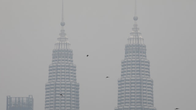 Menara kembar Petronas diselimuti oleh kabut asap di Kuala Lumpur, Malaysia, Senin (9/9). Foto: REUTERS / Lim Huey Teng